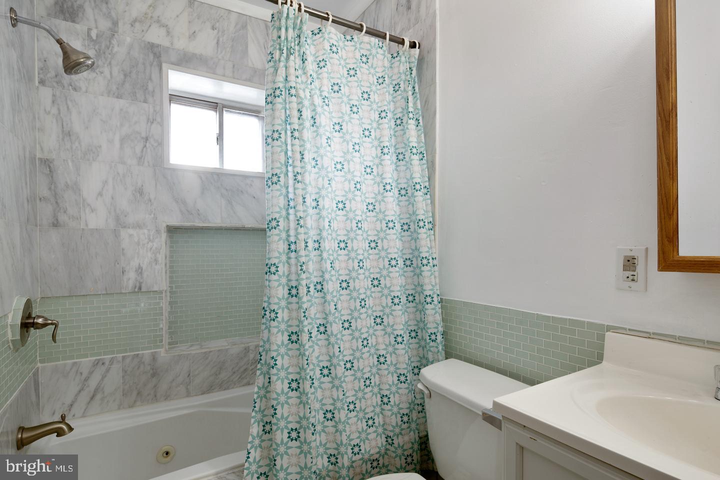 509 Reed Street Philadelphia, PA 19147 - Photo 13 of 19 3rd unit bathroom
