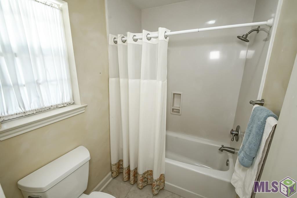 9132 Tallyho Avenue Baton Rouge, LA 70806 - Photo 23 of 41 Primary Bathroom