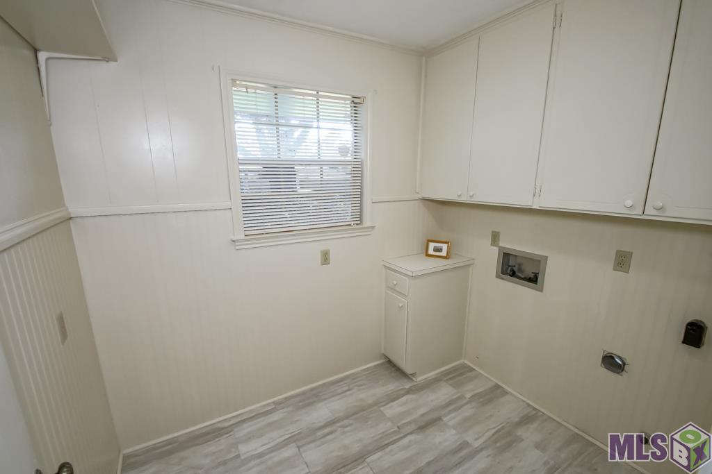 9132 Tallyho Avenue Baton Rouge, LA 70806 - Photo 32 of 41 Large Laundry room