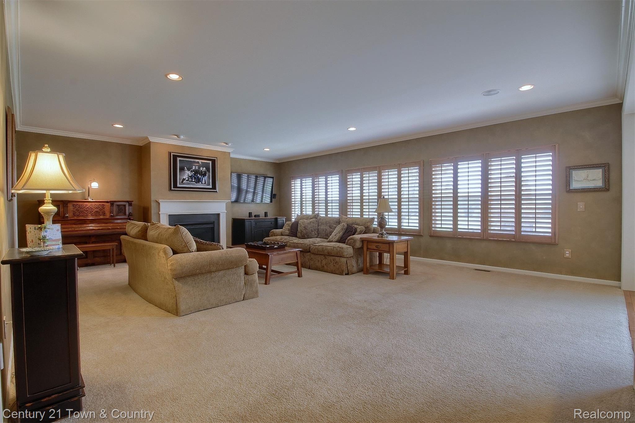 4210 Derry Court Rochester, MI 48306 - Photo 23 of 65 23-Family Room.jpg