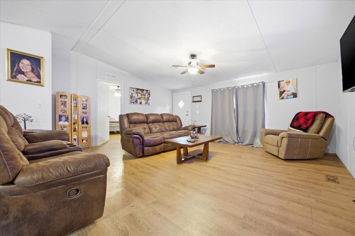 194 Keuka Road Interlachen, FL 32148 - Photo 4 of 22 04-Living Room