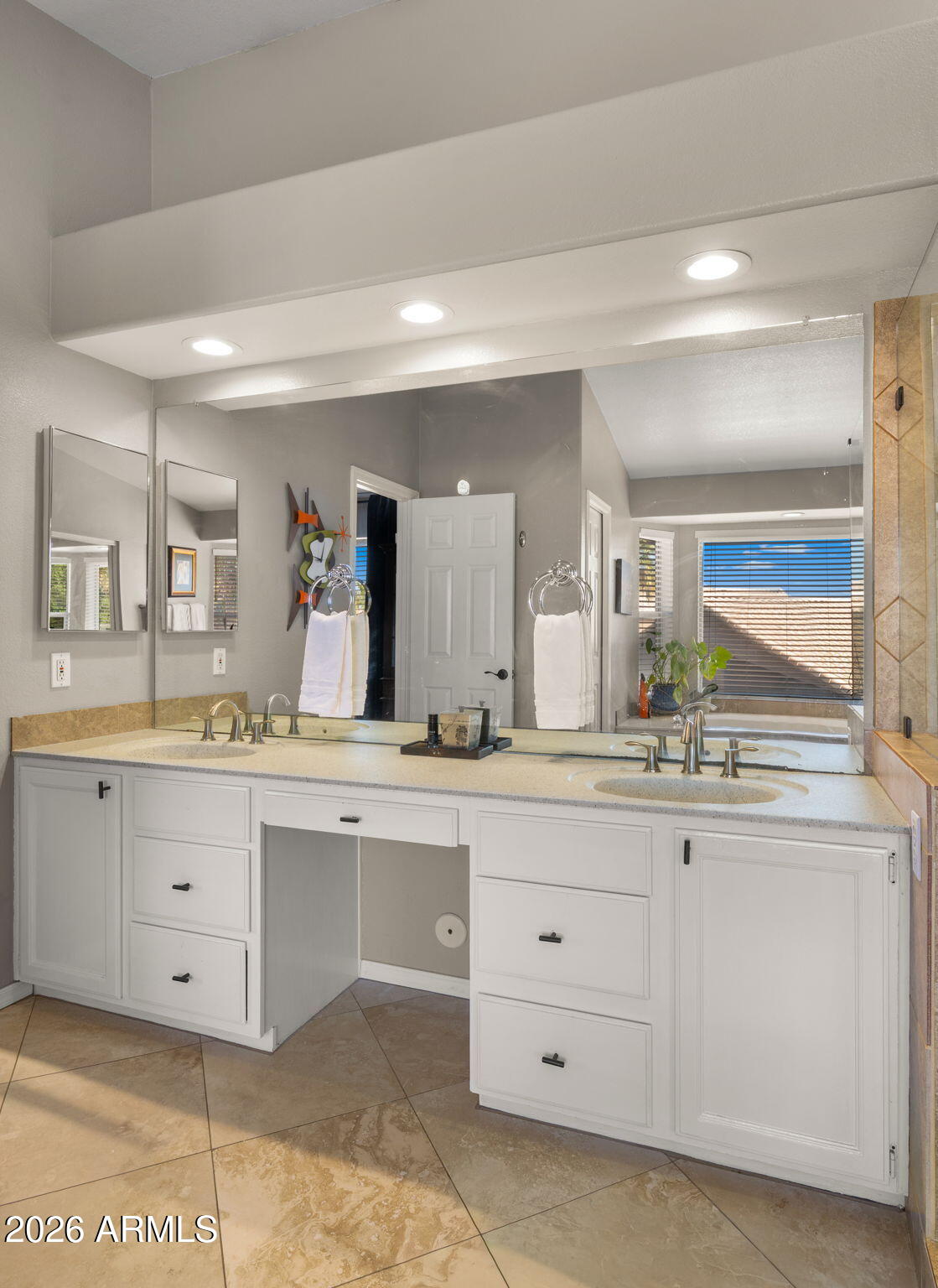 918 West Kathleen Road Phoenix, AZ 85023 - Photo 20 of 40 Natural Light filled Primary Bathroom