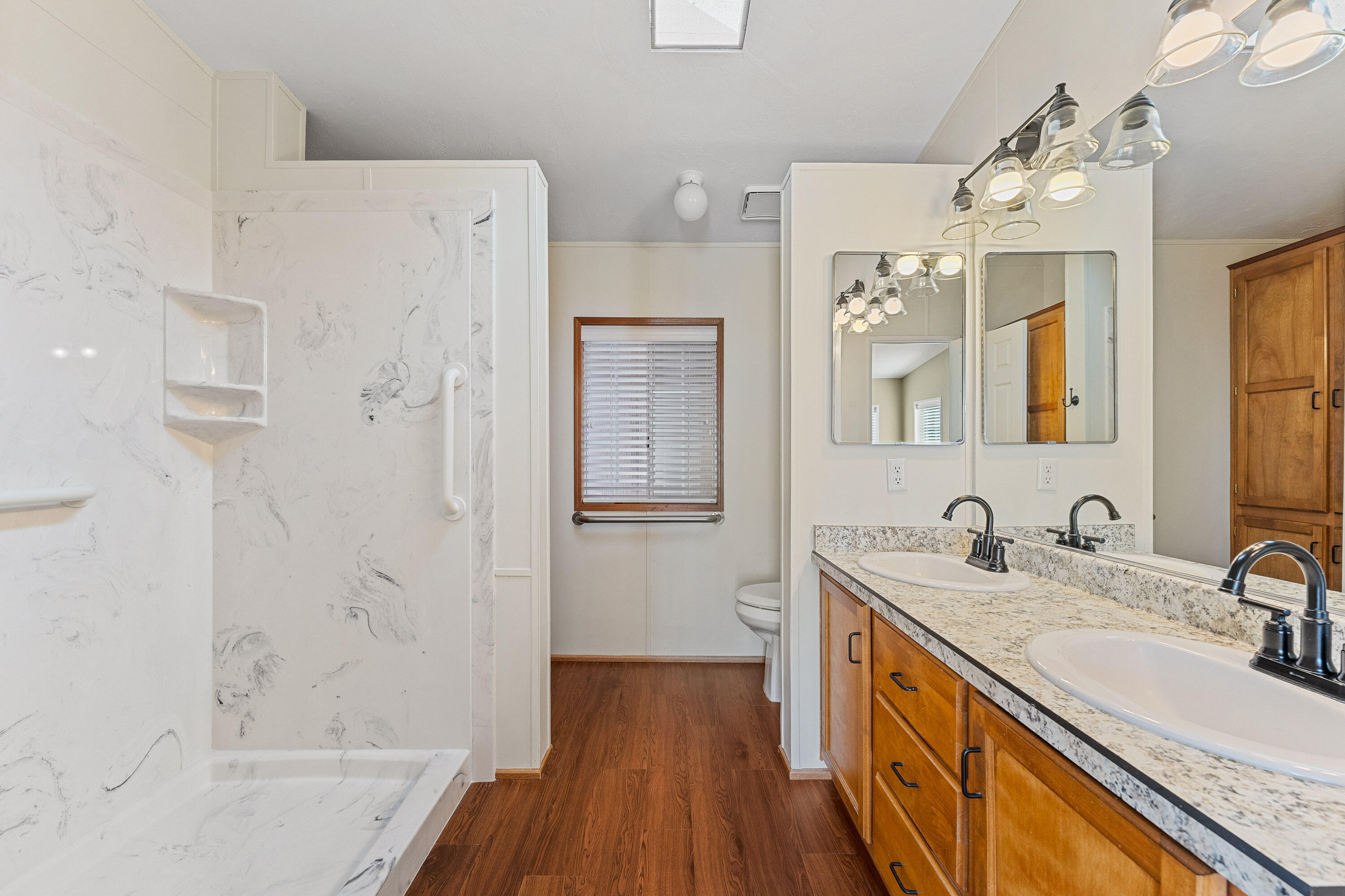 3955 South Stage Road, Unit 52 Medford, OR 97501 - Photo 16 of 31 Primary Bath