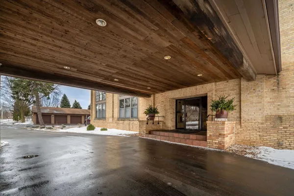 $425,000 | 1545 Arboretum Drive, Unit 201, Oshkosh, WI 54901