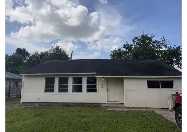 a view of front a house with a yard