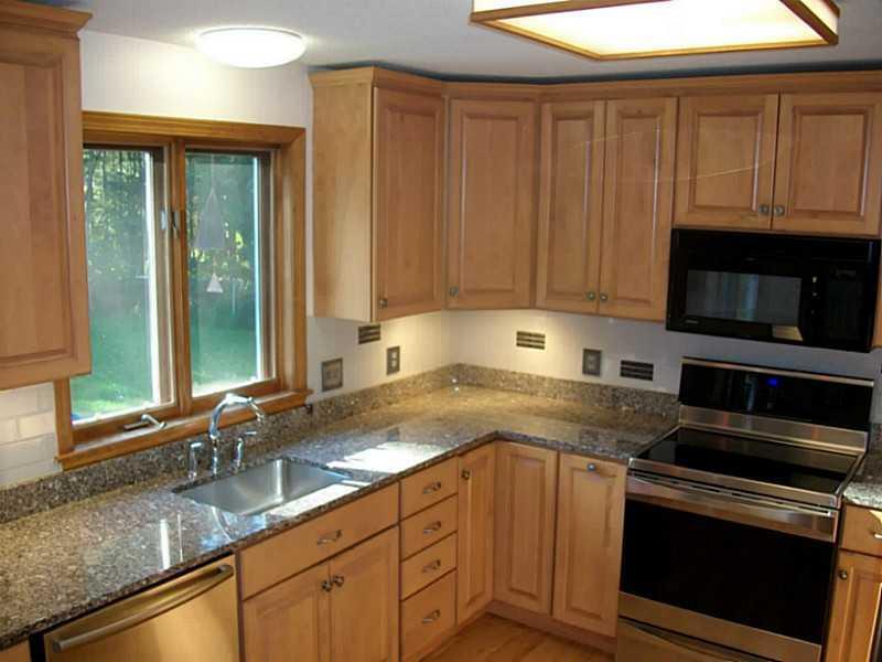 39 Fenton Way Bangor, ME 04401 - Photo 4 of 27 Kitchen.