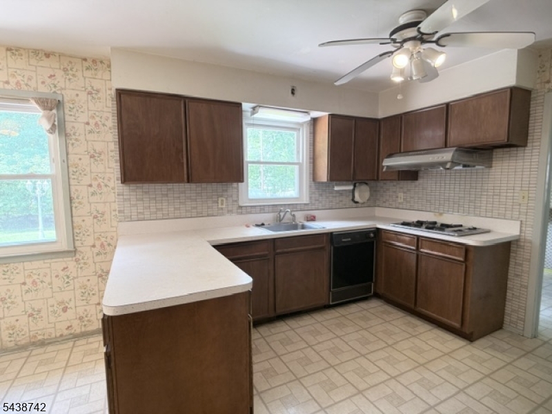 13 Greenwich Road Edison, NJ 08820 - Photo 5 of 19