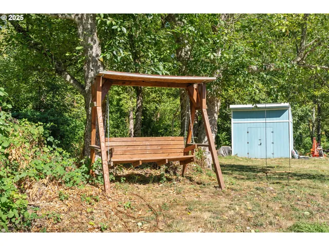 a view of a backyard