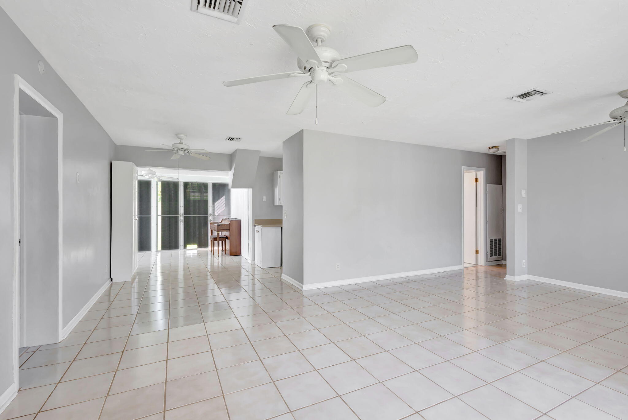 352 Winged Foot Road Palm Springs, FL 33461 - Photo 7 of 27 7-web-or-mls-352Wing_96_