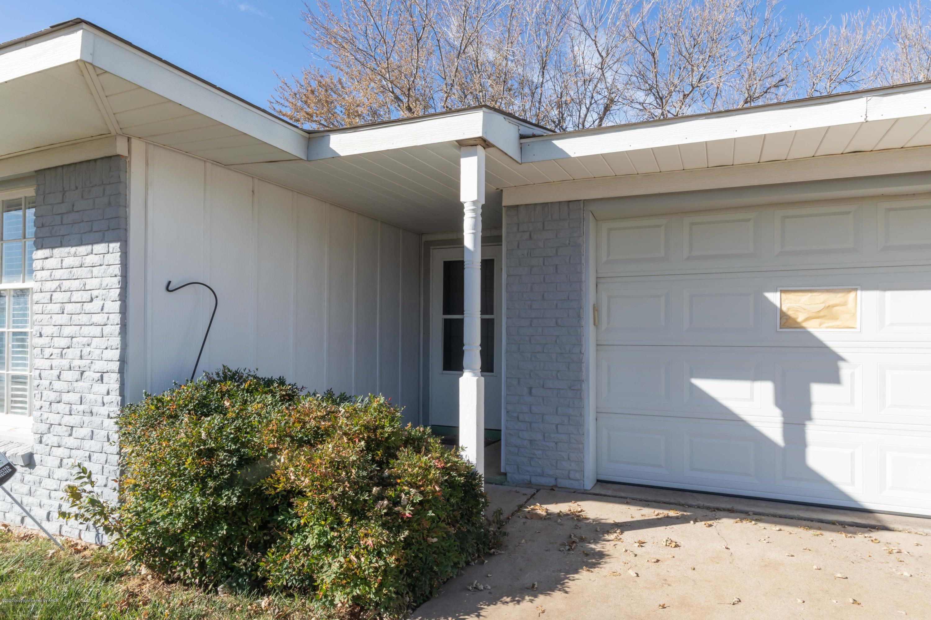4712 South Bryan Street Amarillo, TX 79110 - Photo 3 of 36 a view of a garage