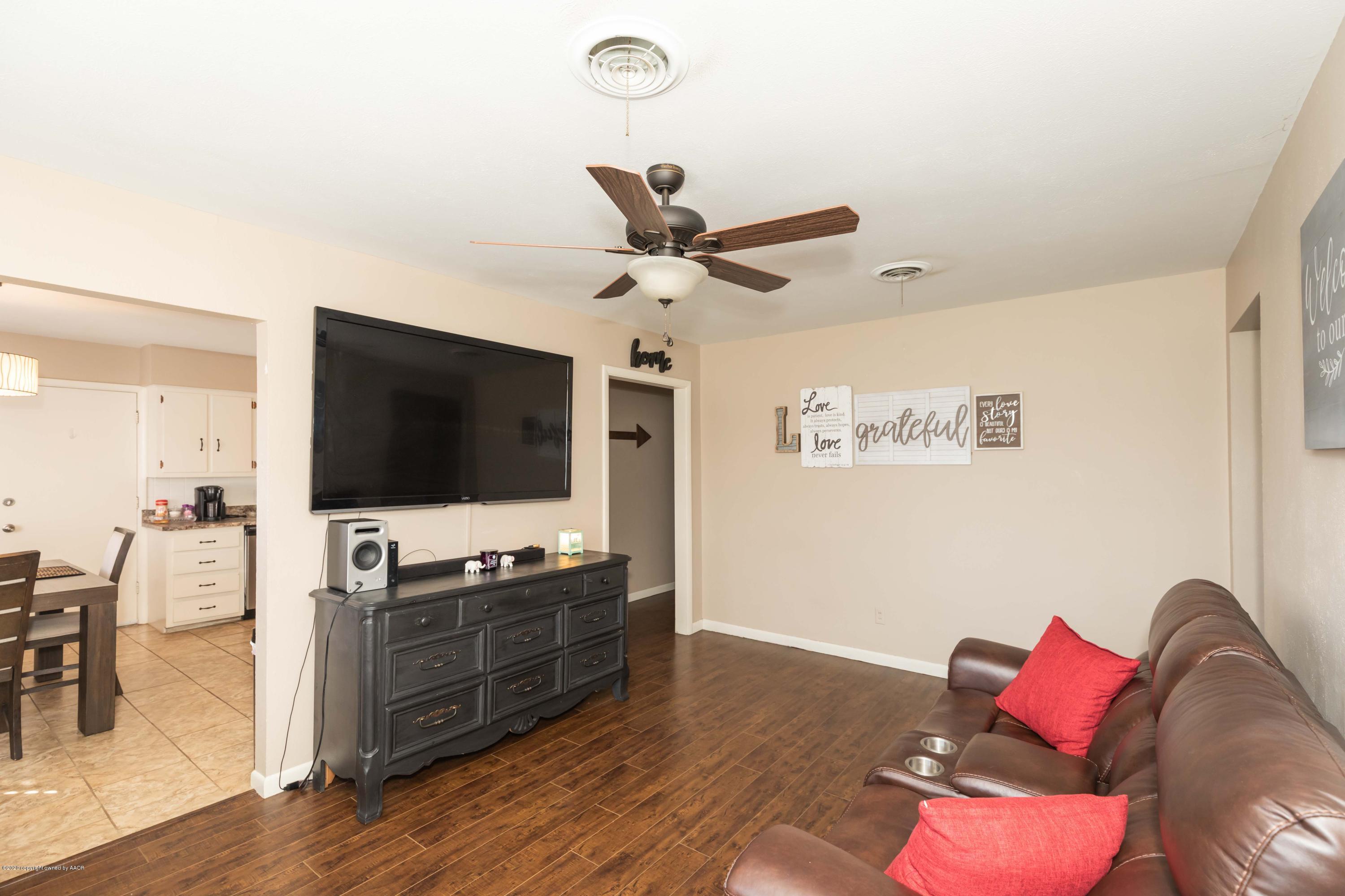 4712 South Bryan Street Amarillo, TX 79110 - Photo 7 of 36 a living room with furniture and a flat screen tv