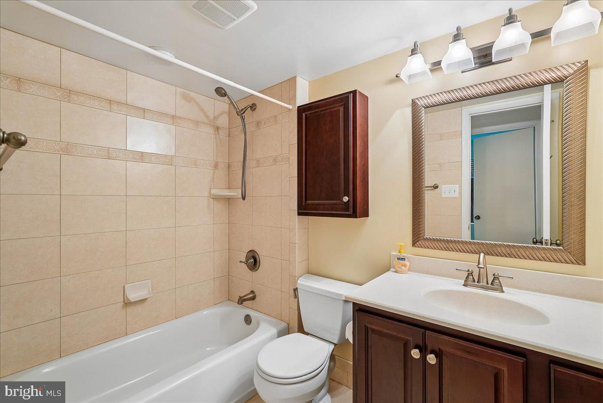 2024 Swans Neck Way Reston, VA 20191 - Photo 26 of 42 Bathroom 3