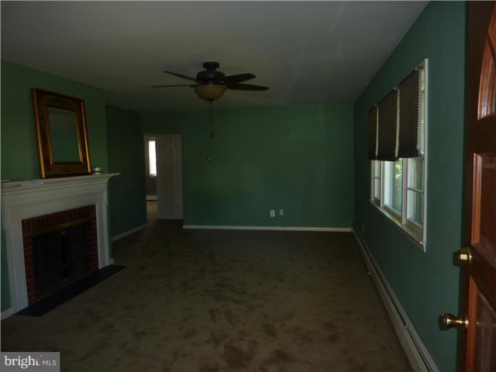 547 Cushmore Road Southampton, PA 18966 - Photo 4 of 18 Living Room