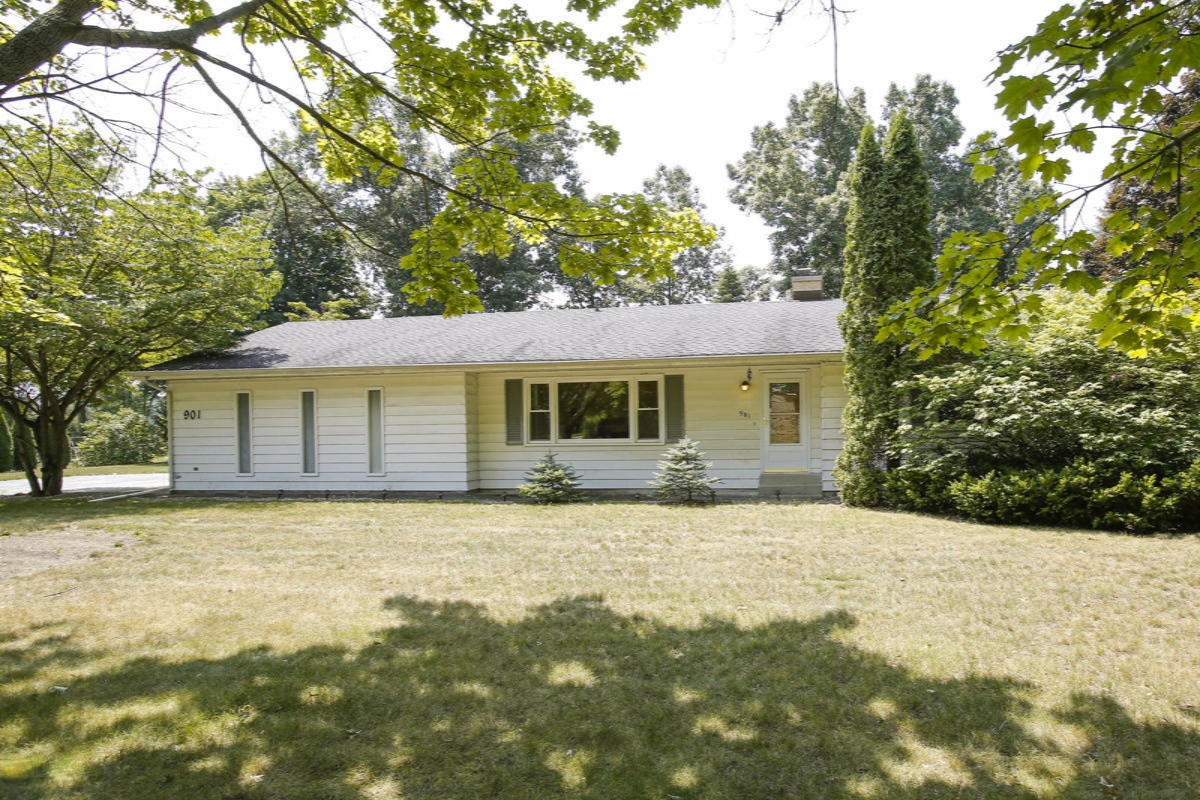 901 Bates Avenue Three Rivers, MI 49093 - Photo 2 of 27 901 bates ave-102