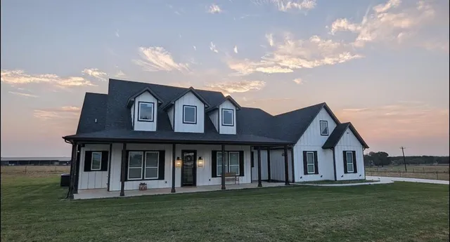 $1,100,000 | 886 County Road 3341, Paradise, TX 76073