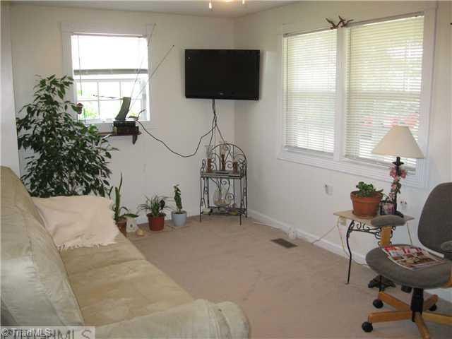 2000 Gold Hill Road Madison, NC 27025 - Photo 2 of 16 Living Room.
