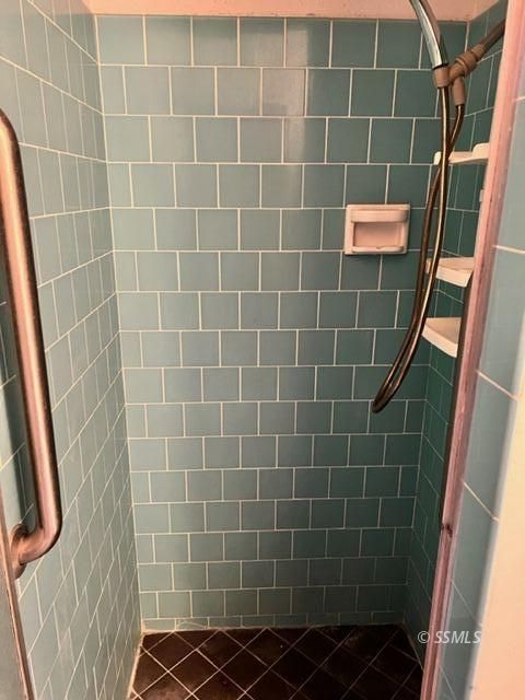 305 South Silver Ridge Street Ridgecrest, CA 93555 - Photo 22 of 32 a bathroom with a shower