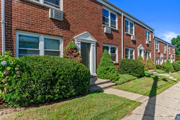 $2,595 | 14 Hamilton Court, Unit A, Stamford, CT 06902