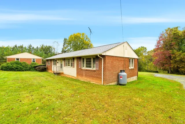 a view of a back yard of the house
