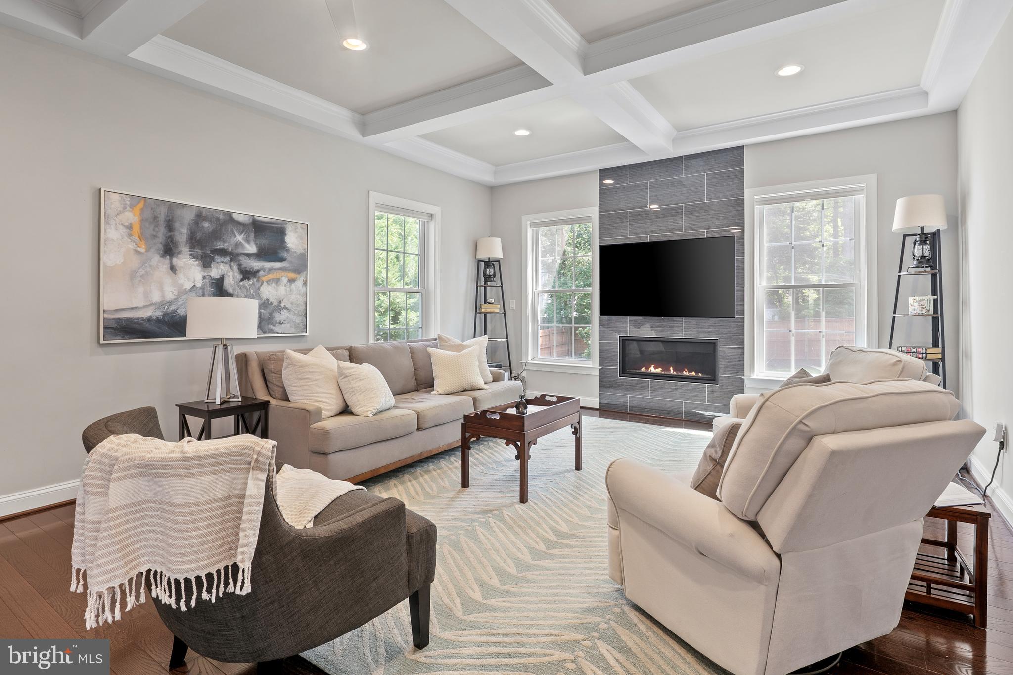 7911 Fort Hunt Road Alexandria, VA 22308 - Photo 19 of 71 Inviting, sunny family room, beautiful hardwoods
