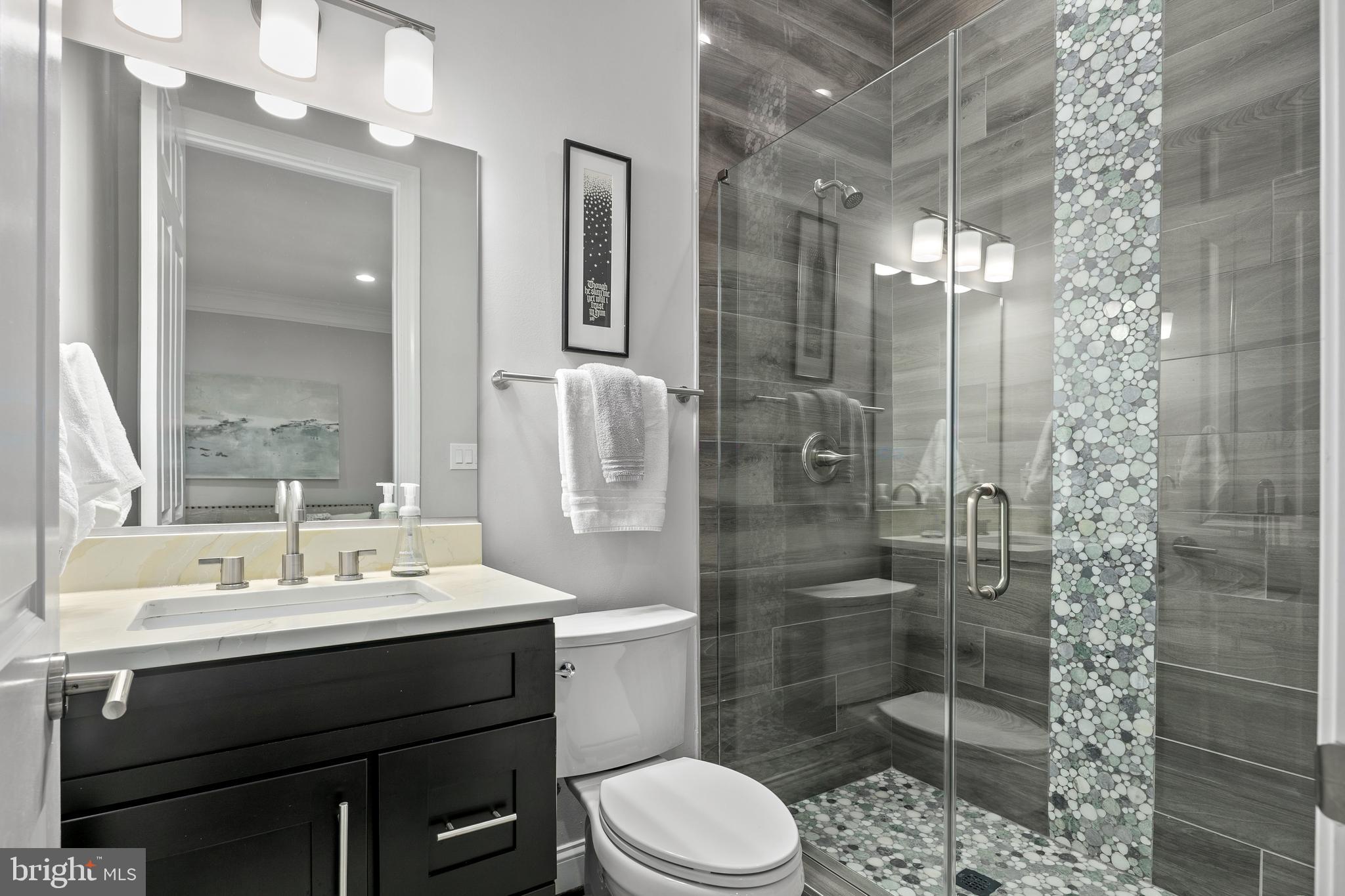 7911 Fort Hunt Road Alexandria, VA 22308 - Photo 32 of 71 En suite full bath for main level bedroom