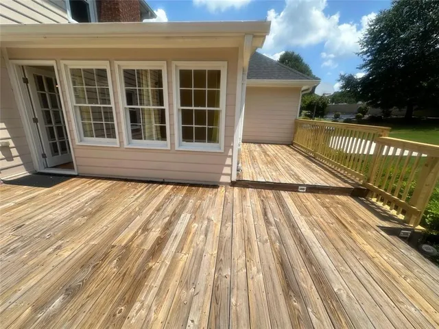 a view of a house with backyard and garden