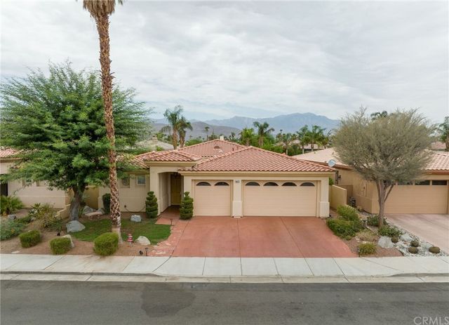 a view of a yard in front of the house