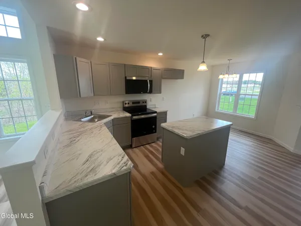 $525,000 | 33 Paar Way, Halfmoon, NY 12118