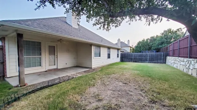 a view of a house with a backyard