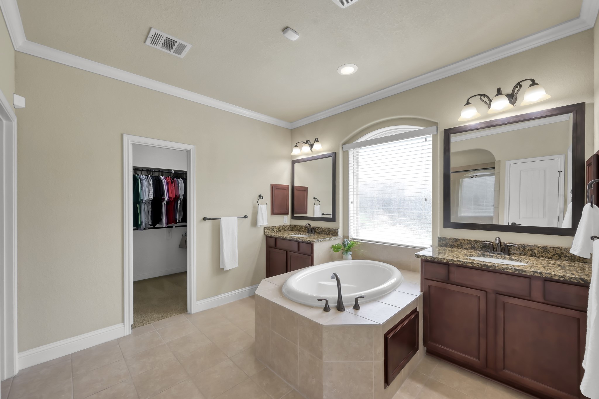 23 Rancher's Trail Tomball, TX 77375 - Photo 19 of 40 Huge primary bath with two separate vanities.