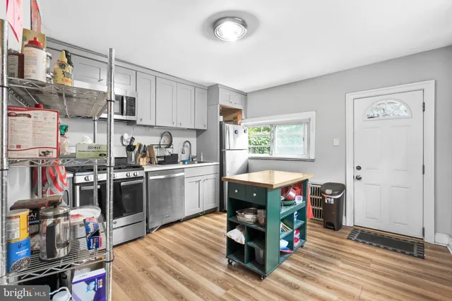 a kitchen that has a lot of cabinets in it