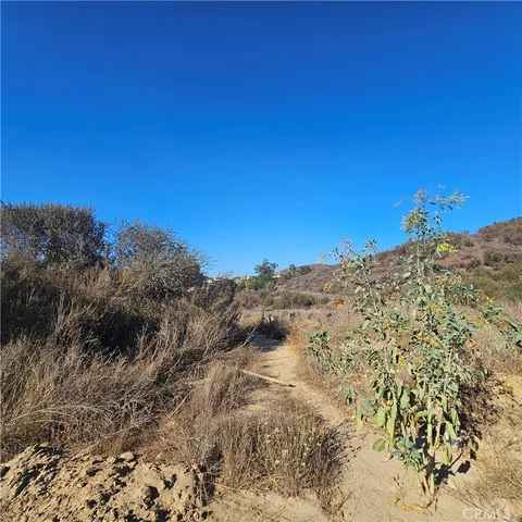 a view of a dry field