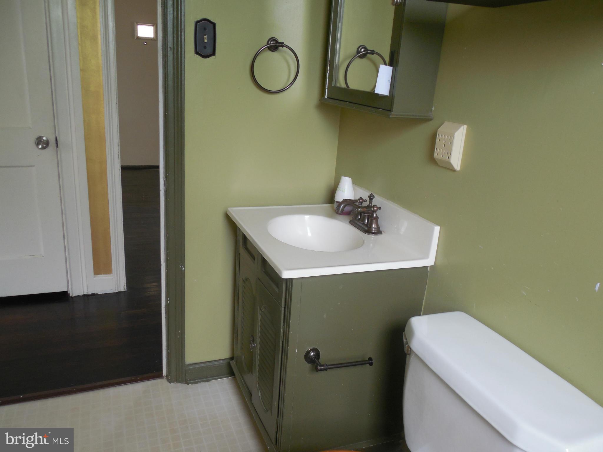 1021 Columbia Road Hagerstown, MD 21742 - Photo 6 of 14 Bath