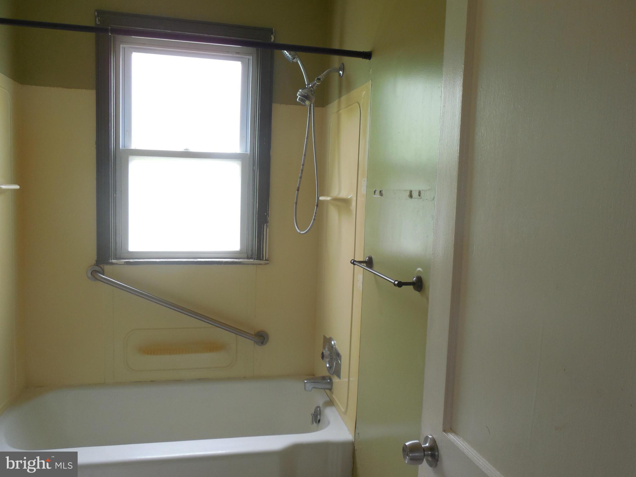 1021 Columbia Road Hagerstown, MD 21742 - Photo 7 of 14 Bath