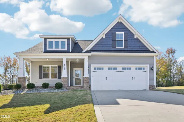 a view of a house with backyard