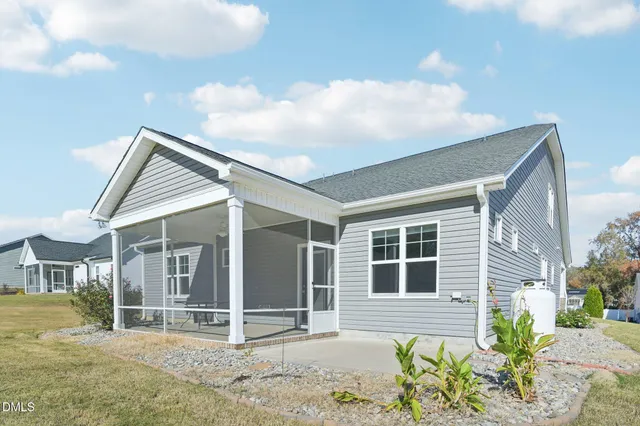 a view of a house with backyard and garden