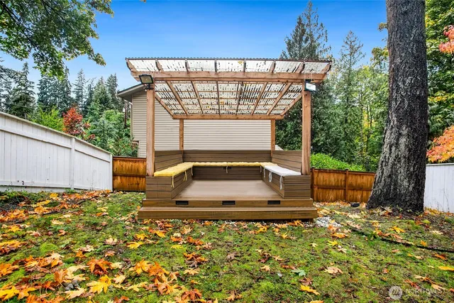 a view of a backyard