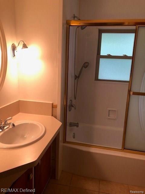 3439 Longview Avenue Rochester, MI 48307 - Photo 10 of 16 The full bathroom is conveniently located across the hall from the master bedroom.