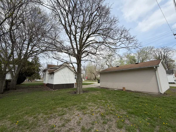 a view of yard with tree