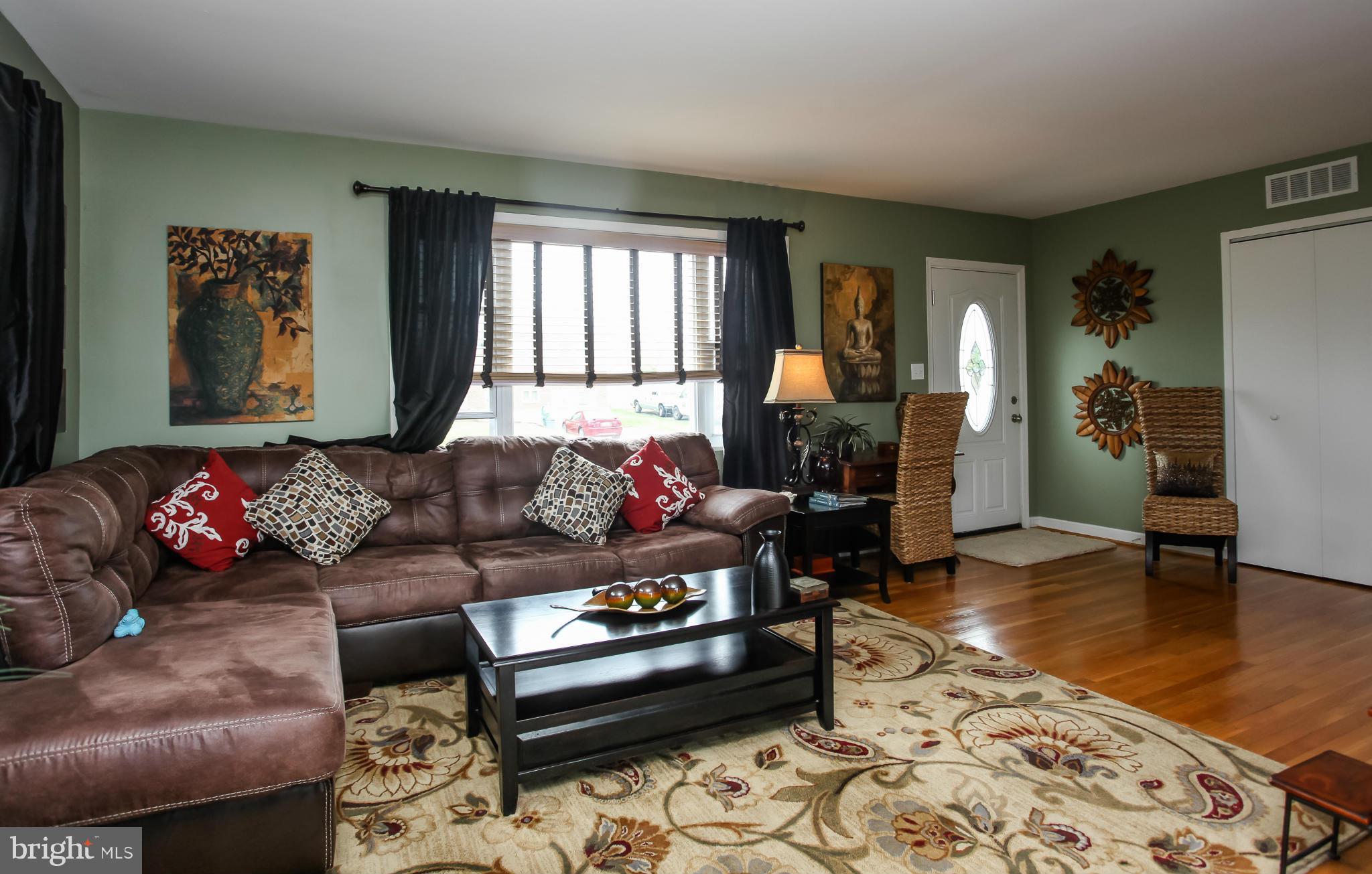938 Vanderwood Road Baltimore, MD 21228 - Photo 5 of 26 a living room with furniture and wooden floor