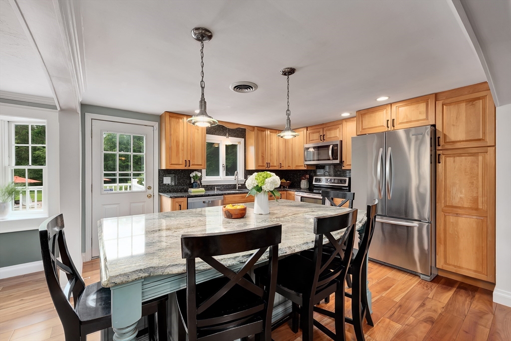 7 Perkins Row Topsfield, MA 01983 - Photo 3 of 39 Gallery Image 3