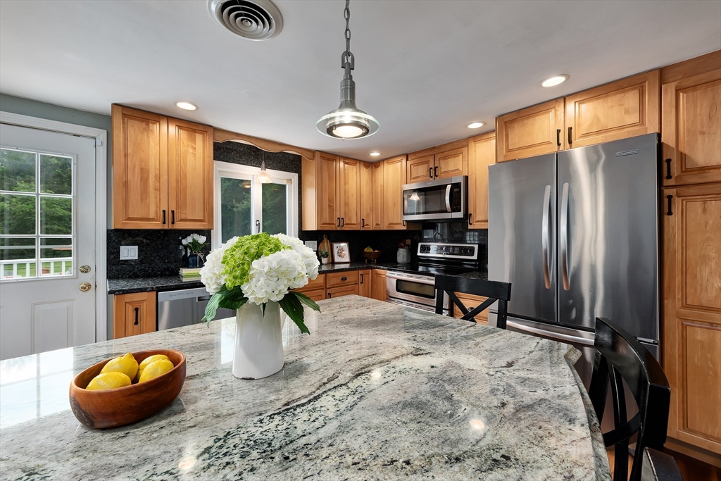 7 Perkins Row Topsfield, MA 01983 - Photo 4 of 39 Gallery Image 4