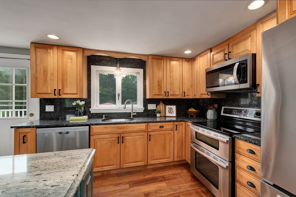 7 Perkins Row Topsfield, MA 01983 - Photo 5 of 39 Gallery Image 5