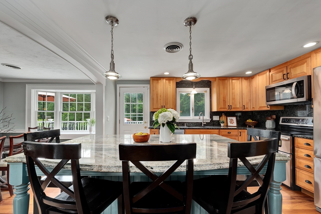 7 Perkins Row Topsfield, MA 01983 - Photo 6 of 39 Gallery Image 6