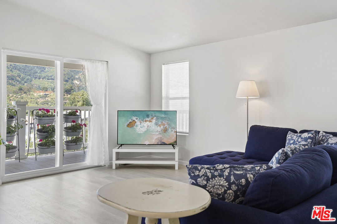 30473 Mulholland Highway, Unit 174 Agoura Hills, CA 91301 - Photo 5 of 36 a living room with furniture and a lamp
