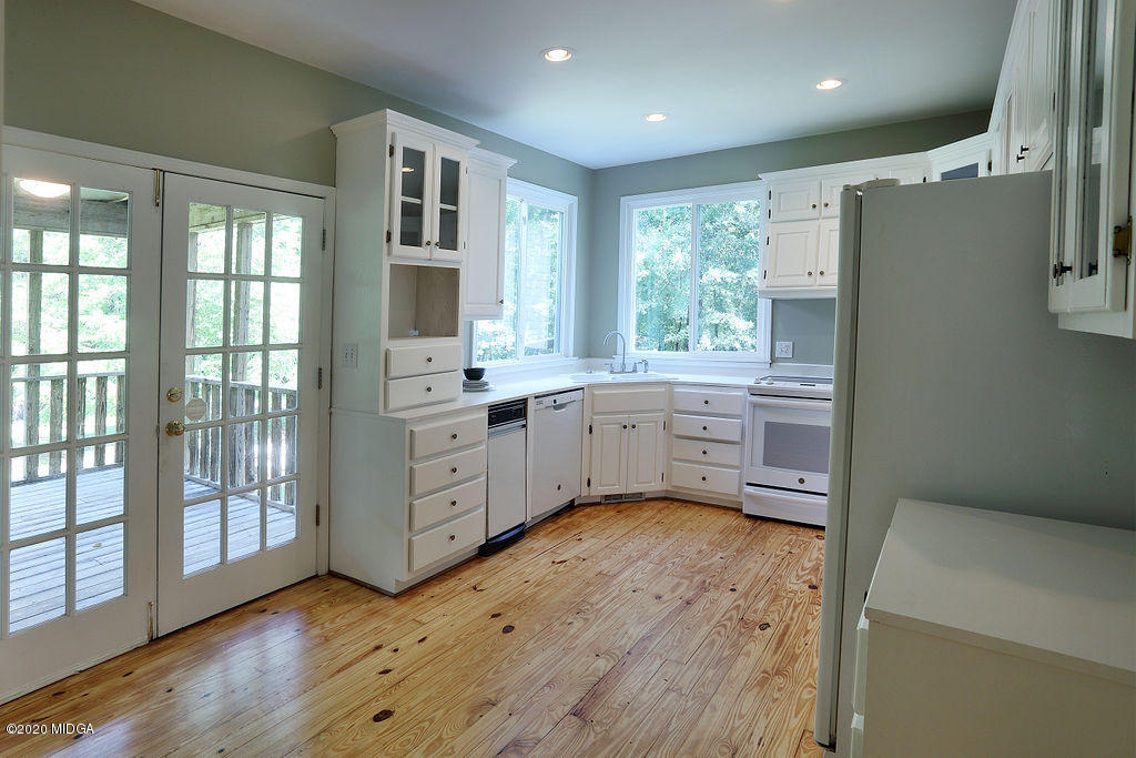 411 Lamar Road Macon, GA 31220 - Photo 4 of 22 a kitchen with stainless steel appliances a refrigerator sink and cabinets