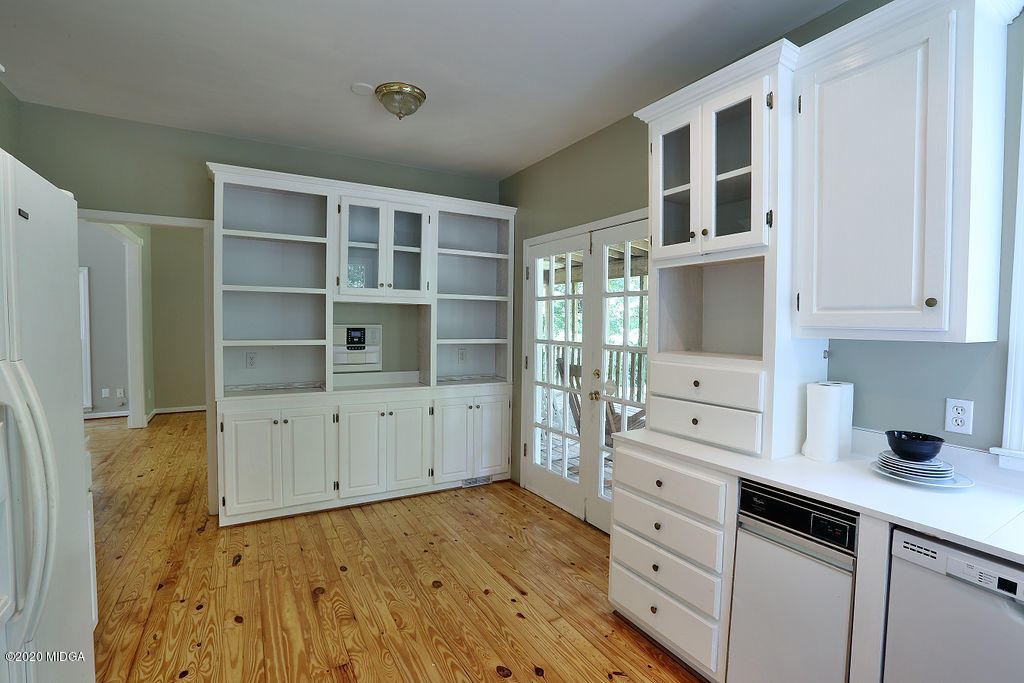 411 Lamar Road Macon, GA 31220 - Photo 5 of 22 a kitchen with cabinets appliances and a window