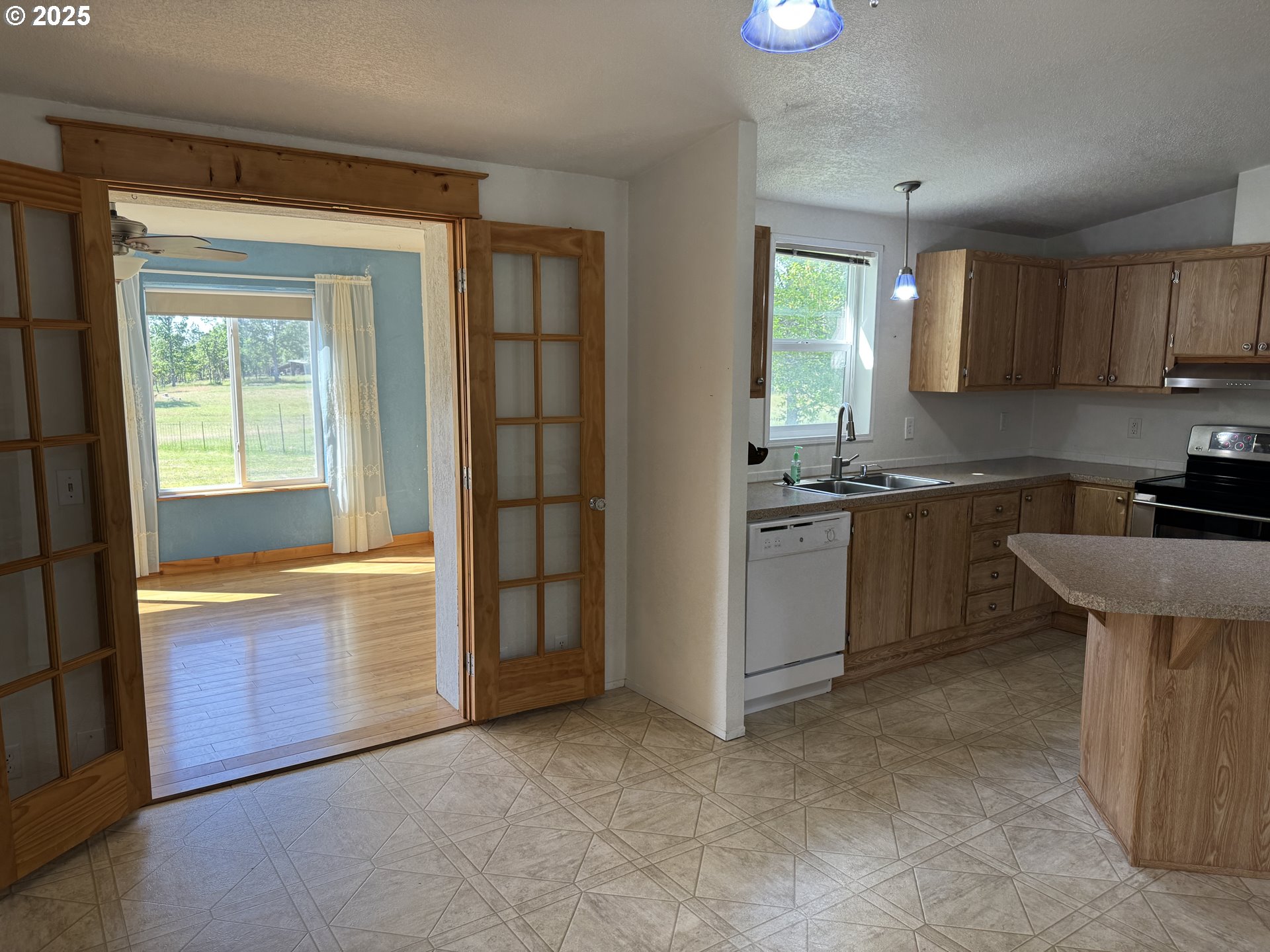 1924 Highway 97 Goldendale, WA 98620 - Photo 13 of 40 a kitchen that has a sink and a stove in it