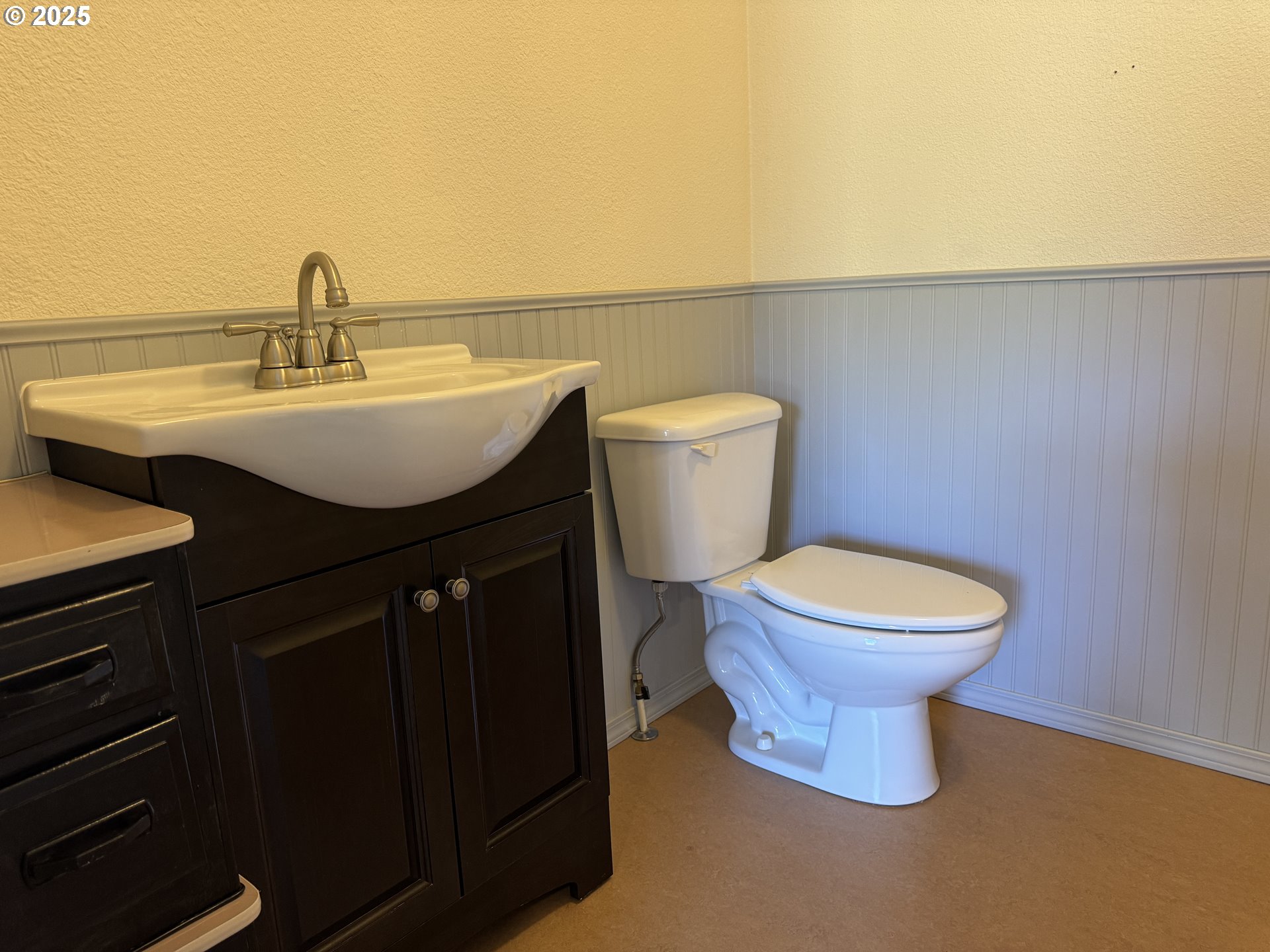 1924 Highway 97 Goldendale, WA 98620 - Photo 20 of 40 a bathroom with a sink a toilet and mirror