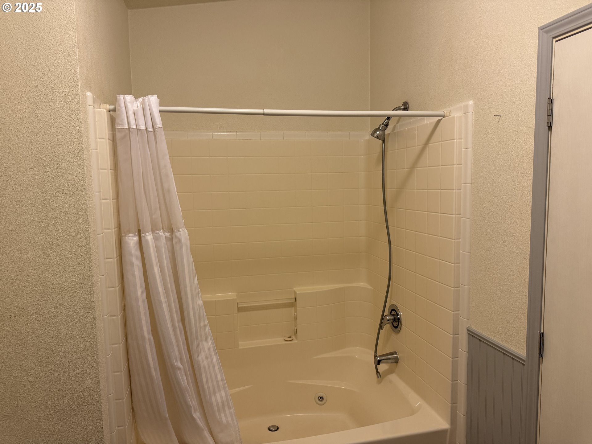 1924 Highway 97 Goldendale, WA 98620 - Photo 21 of 40 a bathroom with a shower and a bath tub